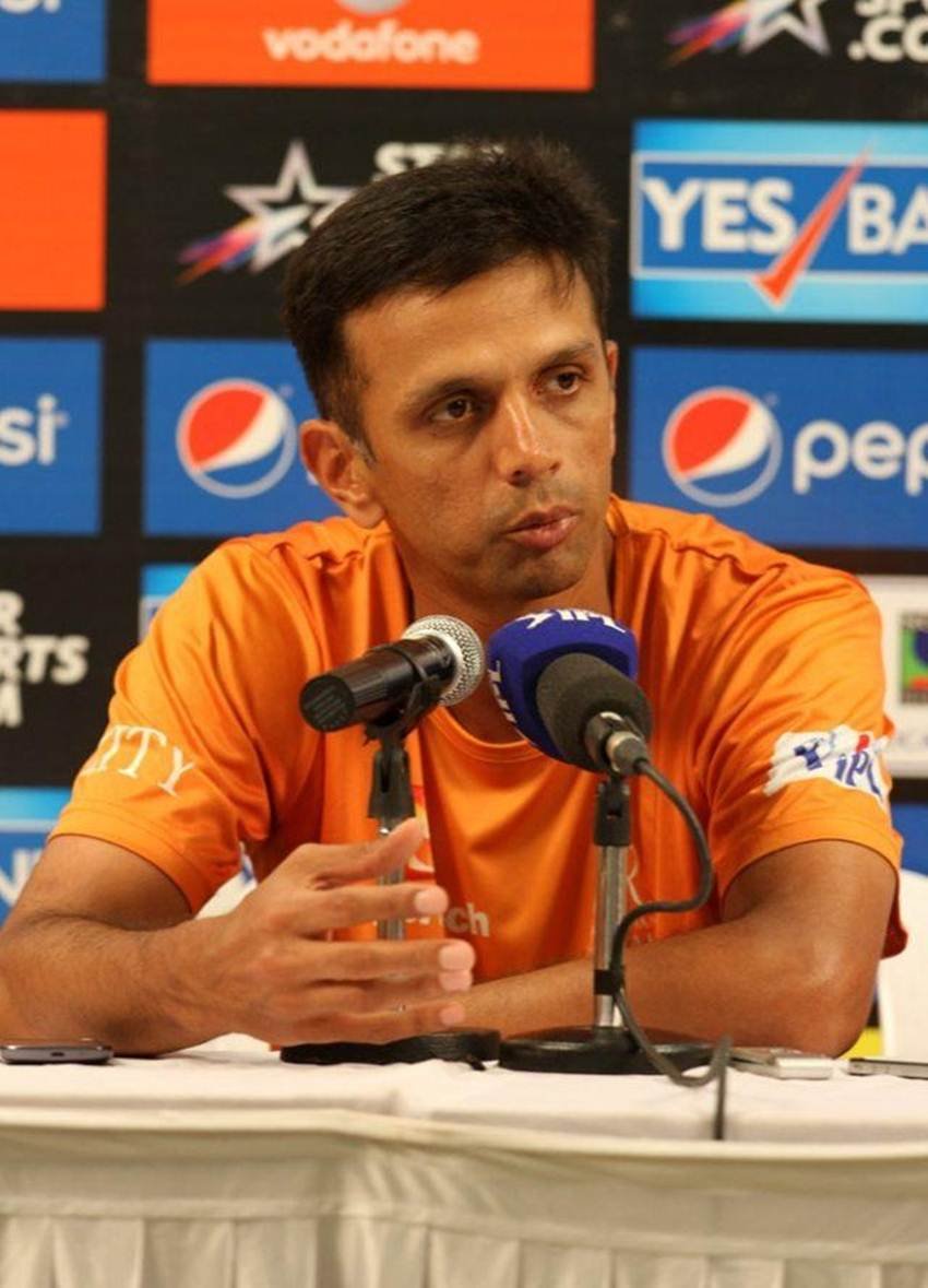 एक दौर में भारतीय क्रिकेट टीम की दीवार कहे जाने वाले बल्लेबाज और शानदार विकेटकीपर राहुल द्रविड़ भी बॉल टेंपरिंग के भुक्तभोगी रहे हैं। 2004 में भारतीय टीम अपने जिम्बाब्वे दौरे पर थी, तब द्रविड़ ने अपनी आधी खाई हुई मीठी गोलियां गेंद को चमकाने के लिए उस पर घिसी थीं। द्रविड़ पर इसके लिए भारी जुर्माना लगाया गया था। (सभी फोटोः फेसबुक/एजेंसियां)