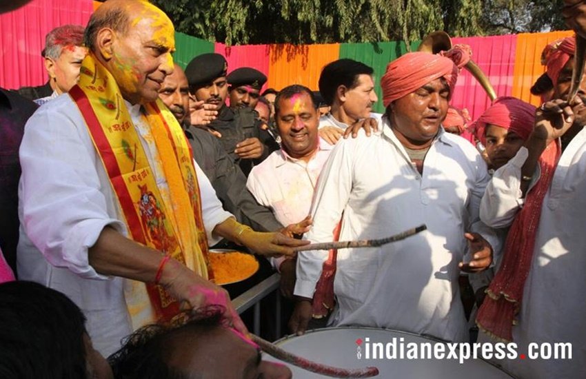 गृह मंत्री राजनाथ सिंह ने अपने निवास स्थान पर होली का पर्व मनाया। गृह मंत्री की एक फोटो भी सामने आई है जिसमें वे नगाड़ा बजाते हुए दिखाई दे रहे हैं। इसके साथ ही उन्होंने अपने ट्विटर हैंडल पर एक वीडियो भी पोस्ट किया जिसमें उन्होंने देशवासियों समेत अर्धसैनिक बल, सेना के सभी बहादुर जवानों और राज्य पुलिस सुरक्षा बल को होली की बधाई दी। (Photo Source: Indian Express)