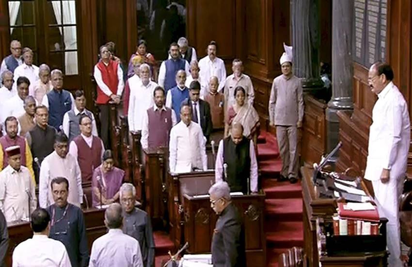 मोसुल में मारे गए भारतीयों की याद में मौन रखकर श्रद्धांजलि देते रज्यसभा के सदस्य। (फोटो सोर्स: पीटीआई) मोसुल में मारे गए भारतीयों की याद में मौन रखकर श्रद्धांजलि देते रज्यसभा के सदस्य। (फोटो सोर्स: पीटीआई)