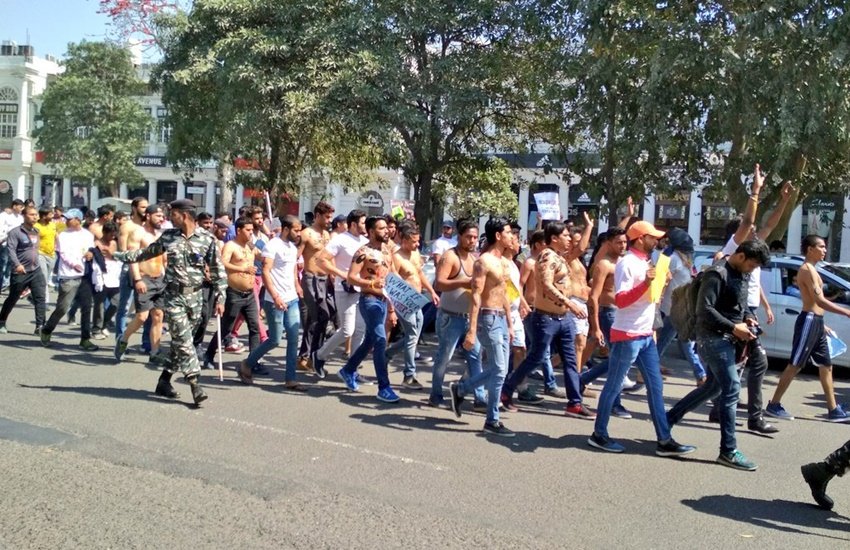 मंगलवार को दिल्ली महिला आयोग के कुछ वॉलन्टियर्स सड़कों पर बॉक्सर शॉर्ट्स पहनकर मार्च करते हुए दिखाई दिए। (Photo Source: Facebook)