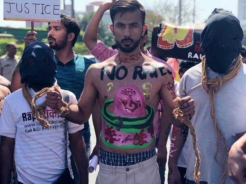 इतना ही नहीं, उन्होंने अपने शरीर पर भी लिखा था कि बलात्कारियों को फांसी दो, नो रेप। (Photo Source: Facebook)
