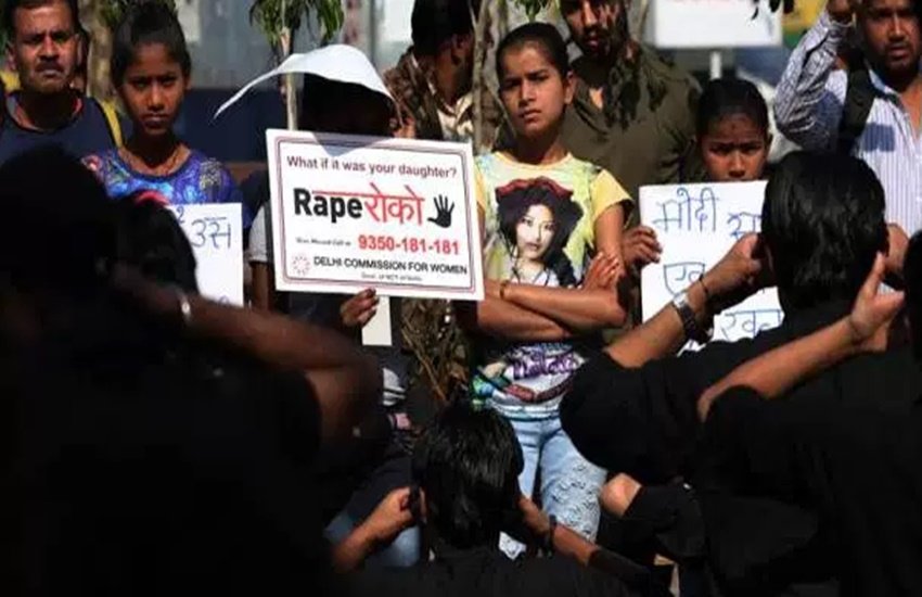 काफी संख्या में युवकों ने रेप रोको अभियान के तहत इस रैली में भाग लिया। वहीं, आठ मार्च को अंतरराष्ट्रीय महिला दिवस के मौके पर हुई रेप रोको रैली में कई युवाओं ने बढ़-चढ़कर हिस्सा लिया। (Express Photo by Amit Mehra)