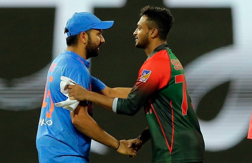 भारतीय कप्तान रोहित शर्मा को जीत की बधाई देते बांग्लादेश क्रिकेट टीम के कप्तान शाकिब अल-हसन (फोटो सोर्स- पीटीआई)
