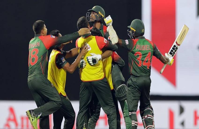 निदास ट्राफी में शुक्रवार को खेले गए सेमीफाइनल मुकाबले में बांग्लादेश ने श्रीलंका को 2 विकेट से हरा दिया। इसके साथ ही बांग्लादेश की टीम फाइनल में अपनी जगह बनाने में कामयाब रही। बांग्लादेश रविवार (18 मार्च) को भारत के खिलाफ फाइनल खेलेगी। पहले बल्लेबाजी करने उतरी श्रीलंका की टीम 20 ओवर में सात विकेट के नुकसान पर 159 रन बनाने में कामयाब रही। लक्ष्य का पीछा करने उतरी बांग्लादेश की टीम 19.5 ओवर में 160 रन बनाकर मैच को अपने नाम कर लिया। इस मैच के दौरान दोनों ही टीमों के खिलाडियों के बीच कई बार झड़प देखने को मिली। खासतौर पर अंतिम और निर्णायक ओवर में मैदान पर काफी देर तक हाईवोल्टेज ड्रामा चला। (फोटो सोर्स- ट्विटर)