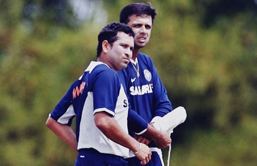 सचिन तेंदुलकर और राहुल द्रविड़ के बल्ले ने एक बार फिर 1999 वर्ल्ड कप के दौरान गेंदबाजों के छक्के छुड़ा दिए थे। वर्ल्ड कप के बीच में ही सचिन के पिता जी गुजर गए थे। टूर्नामेंट के बीच में ही उन्हें पिता का अंतिम संस्कार करने के लिए वापस भारत लौटना पड़ा। पिता का अंतिम संस्कार करने के बाद सचिन फिर से मैदान पर उतरे और जो उन्होंने अपने बल्ले से करके दिखाया, वह उनके द्वारा अपने पिता के लिए दिया गया सबसे बड़ा ट्रिब्यूट था। टूर्नामेंट के दो मैच हारने के बाद भारत को जीत की चाह थी। तीसरे मैच में भारत के दो विकेट गिर चुके थे, लेकिन राहुल द्रविड़ और सचिन तेंदुलकर ने बहुत ही शानदार प्रदर्शन दिखाते हुए 237 रनों की साझेदारी निभाई, जिसकी मदद से भारत यह मैच जीत गया था। (Photo Source: Reuters)