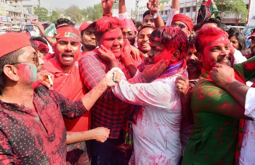 समाजवादी पार्टी की जीत पर जश्न मनाते कार्यकर्ता (पीटीआई फोटो)