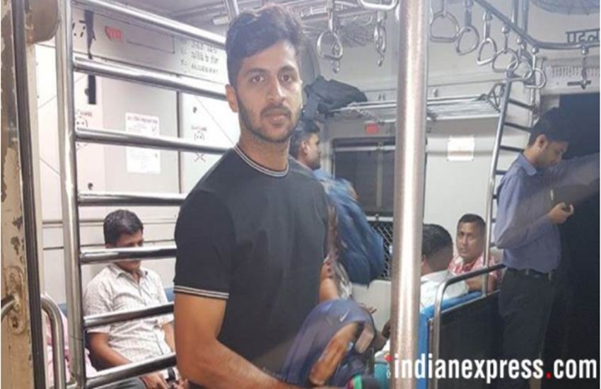 टीम इंडिया के तेज गेंदबाज शार्दुल ठाकुर ने दक्षिण अफ्रीका से लौटने के बाद घर जाने के लिए मुंबई की लोकल ट्रेन पकड़ी। (Expres Photo/Devendra Pandey)