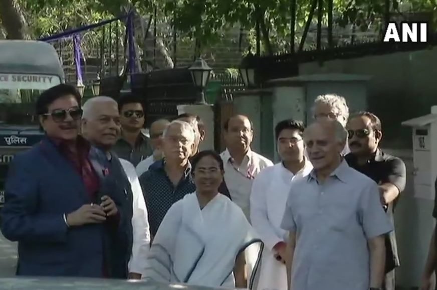 शत्रुघ्‍न सिन्‍हा ने बुधवार (28 मार्च) को यशवंत सिन्‍हा और अरुण शौरी के साथ ममता बनर्जी से मुलाकात की।