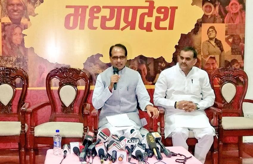 संवाददाताओं से रूबरू मध्य प्रदेश के मुख्यमंत्री शिवराज सिंह चौहान( फोटो-ट्विटर)