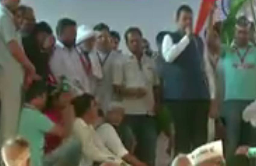 अनशन के बाद देवेंद्र फडणवीस लोगों को संबोधित कर रहे थे, तभी उनकी ओर जूता फेंका गया। 
