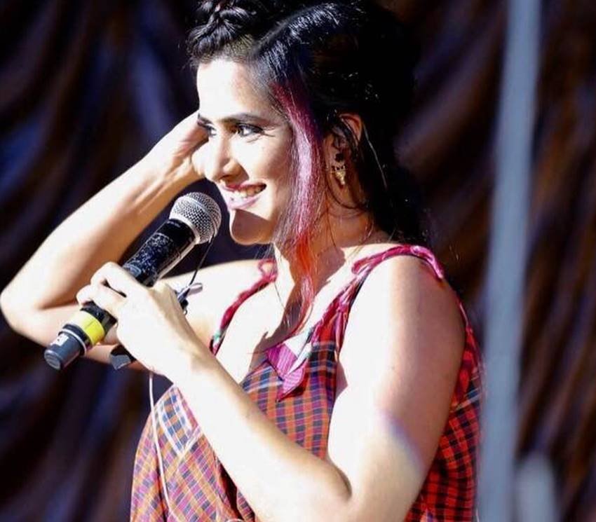 सिंगर सोना महापात्रा और सलमान खान को शायद ही किसी ने एक साथ देखा होगा। इसकी वजह सोना का सलमान द्वारा दिए गए विवादित बयान का पलटवार करना था।फिल्म 'सुल्तान' के प्रमोशन के दौरान सलमान ने रेप मामले को लेकर विवादित बयान दिया था, जिस पर सिंगर सोना महामात्रा ने सलमान को आड़े हाथों लिया। तभी से दोनों शायद ही कभी एक साथ नजर आए हों। (फोटो सोर्स- इंस्टाग्राम)