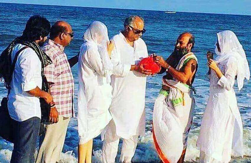 रामेश्वरम में दिवंगत अदाकारा और अपनी पत्नी श्रीदेवी की अस्थियां विसर्जित करते बोनी कपूर। (फोटोः इंस्टाग्राम)