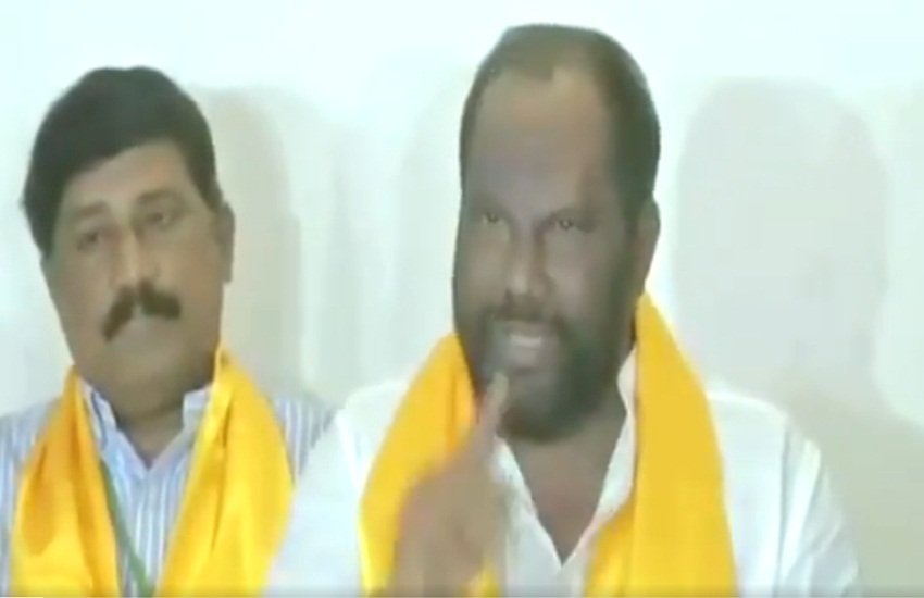 TDP सांसद पंडुला रविंद्र बाबू। (फोटो सोर्स: वीडियो स्‍क्रीन शॉट)