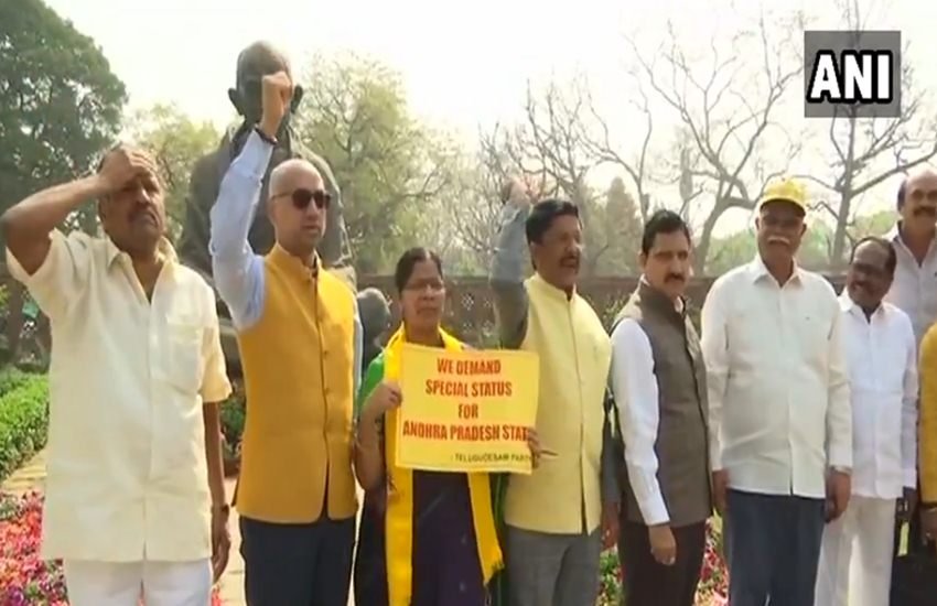 संसद में विरोध प्रदर्शन करते TDP के सांसद। (फोटो सोर्स: एएनआई)