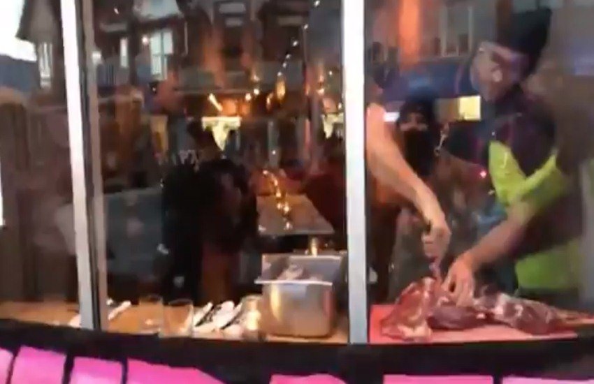 टोरंटो में रेस्तरा के मालिक ने प्रदर्शनकारियों के सामने हिरण का पैर काटा (फोटो सोर्स- वीडियो स्क्रीनशॉट) टोरंटो में रेस्तरा के मालिक ने प्रदर्शनकारियों के सामने हिरण का पैर काटा (फोटो सोर्स- वीडियो स्क्रीनशॉट)