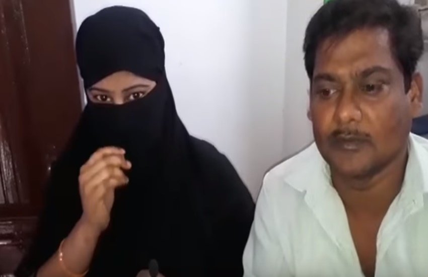 अपने पिता के साथ शगूफा खातून। (Photo Source: Video Grab) अपने पिता के साथ शगूफा खातून। (Photo Source: Video Grab)