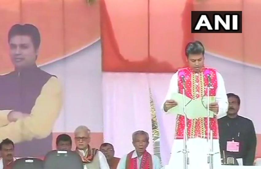 अगरतला के राइफल ग्राउंड में आयोजित कार्यक्रम में सीएम पद की शपथ लेते हुए बिप्लव देब। (फोटोः एएनआई)