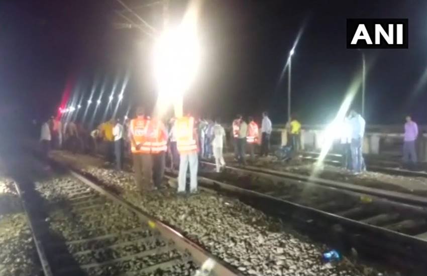 त्रिवेणी एक्सप्रेस (14369)। फोटो सोर्स- ट्विटर ANI) त्रिवेणी एक्सप्रेस (14369)। फोटो सोर्स- ट्विटर ANI)