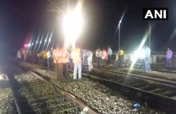 बरेली: त्रिवेणी एक्सप्रेस का इंजन पटरी से उतरा, पीछे आ रही ट्रेनों को भी रोका