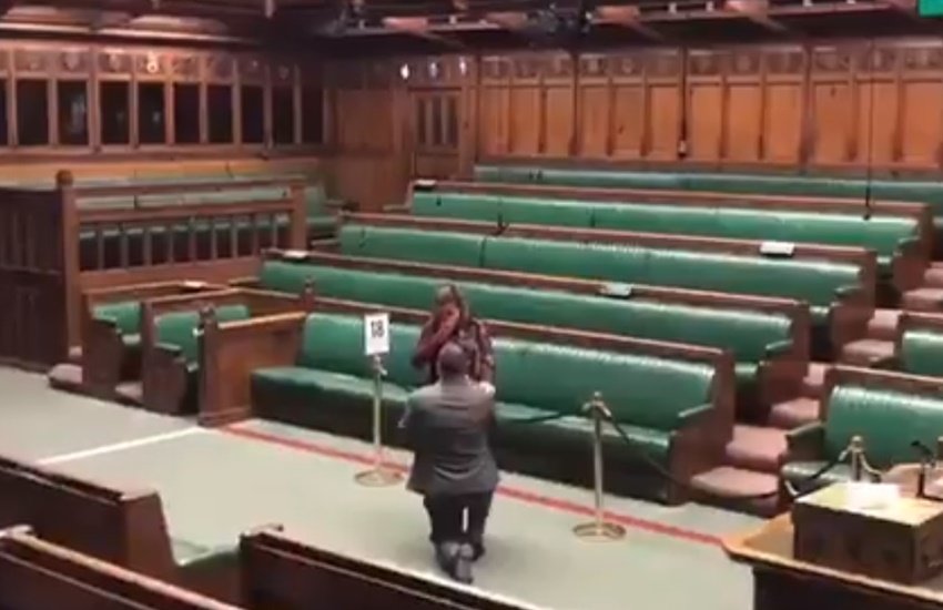 संसद के भीतर किया गर्लफ्रेंड को प्रपोज, वायरल हो गया वीडियो