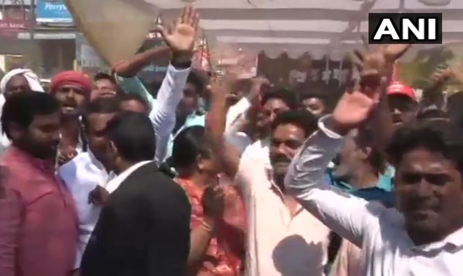 गोरखपुर और फूलपुर में सपा प्रत्याशी के आगे होने की खबर से खुश पार्टी कार्यकर्ता।
