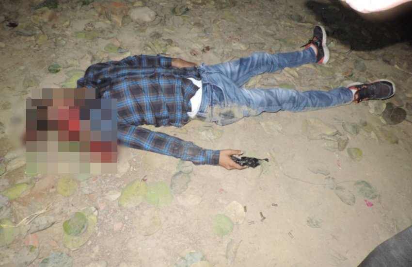 उत्तर प्रदेश पुलिस को एक कुख्यात बदमाश को ठिकाने लगाने में सफलता मिली है। सोमवार तड़के बुलंदशहर पुलिस और बदमाशों के बीच हुई मुठभेड़ में इनामी बदमाश अमित उर्फ कलुआ ढेर हो गया। मीडिया रिपोर्ट्स के अनुसार, सफेद रंग की स्विफ्ट कार में सवार कलुआ और उसका साथी चेकिंग के लिए लगे पुलिस बैरियर को टक्कर मारकर भागने लगा। इसके बाद पुलिस ने बदमाशों का पीछा किया तो उन्होंने पुलिस पर गोली चलाना शुरू कर दिया। जवाबी फायरिंग में पुलिस ने कलुआ को मार गिराया, जबकि उसका साथी मौके से भागने में कामयाब हो गया। (Photo Source: ANI)