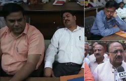 प्रेस कॉन्फ्रेंस में सोते रहे अधिकारी तो योगी के मंत्री ने दी दलील- हर ओर विकास, चैन से क्यों न रहें अफसर