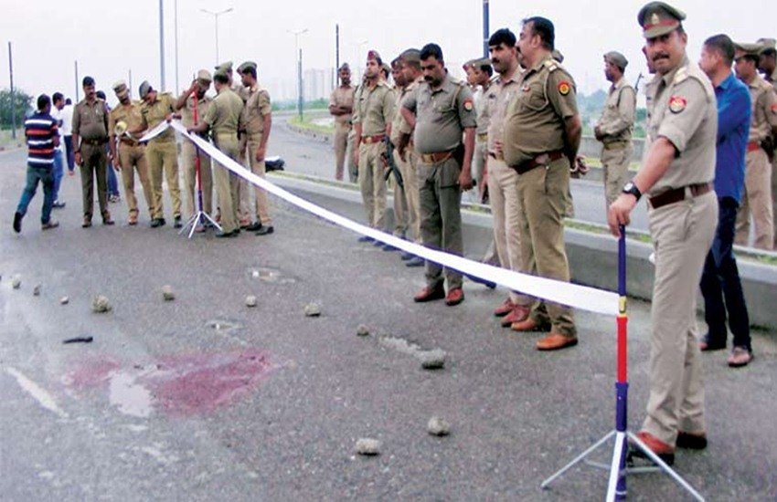 नोएडा के पर्थला गांव के पास जांच के दौरान एक कार को रूकने का इशारा किया गया। लेकिन उसमें सवार दो लोगों ने पुलिस पर अंधाधुंध गोलियां चला दीं।