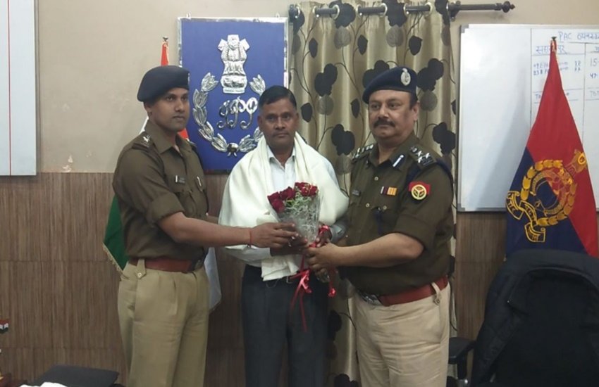 भूपेंद्र के इस साहस के लिए उन्हें सहारनपुर के डीआईजी और एसएसपी द्वारा सम्मानित किया गया है। (Photo Source: Twiiter) भूपेंद्र के इस साहस के लिए उन्हें सहारनपुर के डीआईजी और एसएसपी द्वारा सम्मानित किया गया है। (Photo Source: Twiiter)