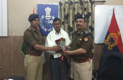 बेटी की मौत की खबर पाकर भी ड्यूटी से नहीं डिगा यह पुलिसवाला, घायल शख्स की जान बचाकर कायम की मिसाल