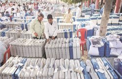 उपचुनाव : फूलपुर में 37.39, गोरखपुर में 43 प्रतिशत मतदान