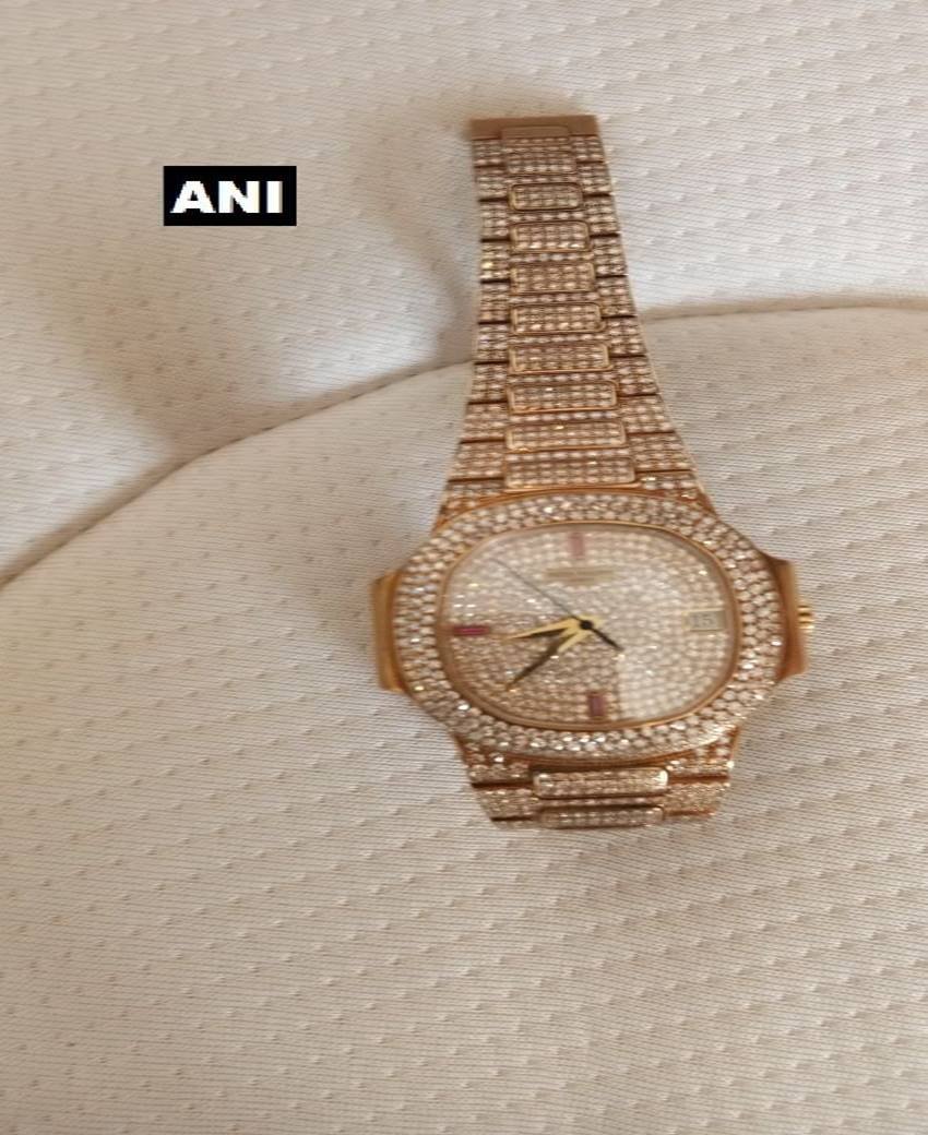 मुंबई के वर्ली स्थित नीरव मोदी के लग्जरी फ्लैट में डेढ़ करोड़ की एक घड़ी भी मिली है। ईडी अधिकारियों ने शुरुआत में इसका आकलन 1.4 करोड़ किया है। लेकिन इस घड़ी का मार्केट प्राइस ज्यादा बताया जा रहा है।