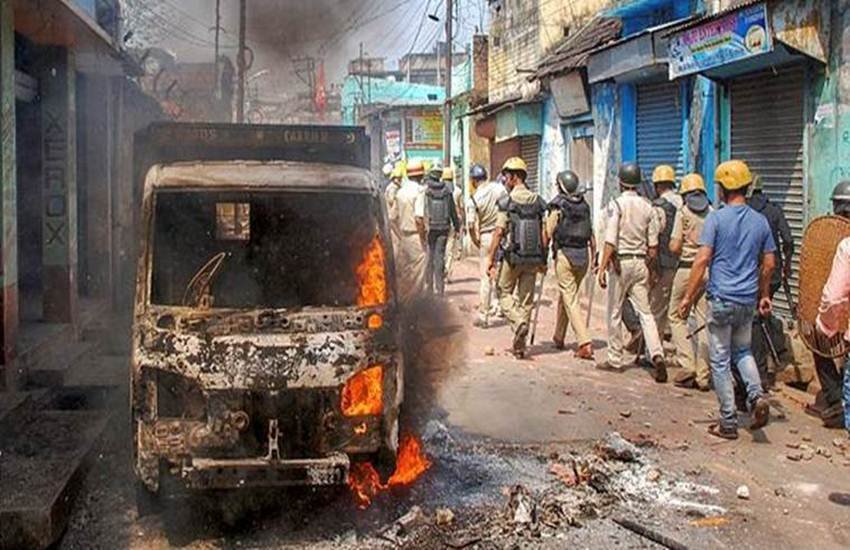 मोदी सरकार के पिछले चार साल के कार्यकाल में तीन बड़े दंगे हुए हैं। इनमें से पश्चिम बंगाल के 24 परगना जिले का बदुरिया-बशीरात दंगा (2017), पश्चिम बंगाल के ही हाजीनगर का दंगा (2016) और उत्तर प्रदेश का सहारनपुर दंगा (2014) शामिल है। (पीटीआई फोटो)