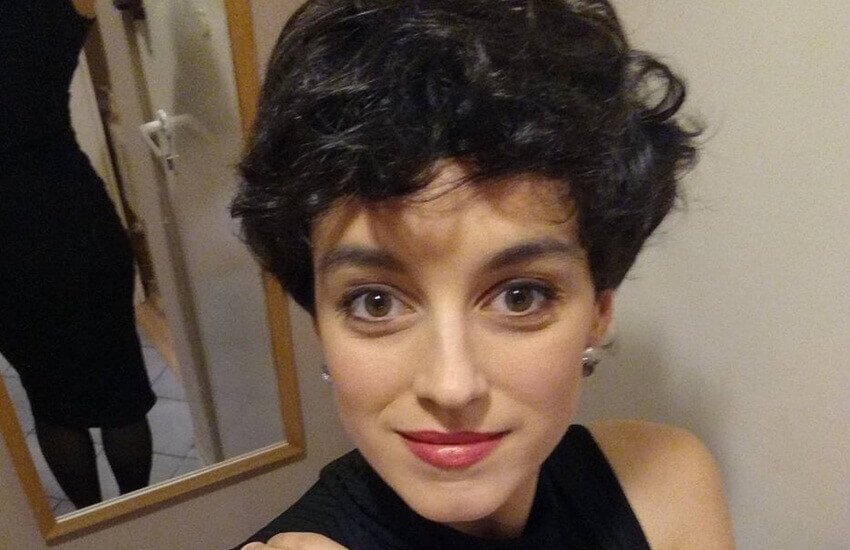 चेहरे-शरीर पर अनचाहे बालों को लेकर लोग बड़े परेशान हो जाते हैं। घरेलू नुस्खों आजमाने से लेकर वे ट्रीटमेंट और सर्जरी तक की सोचने लगते हैं। लेकिन कोई ऐसे बालों को ही काटने से तौबा कर ले, तब क्या होगा? लोग हैरानी जताएंगे। घूरेंगे, कमेंट पास करेंगे और तरह-तरह की बातें करेंगे। इन्हीं सब चीजों को करारा जवाब देने के लिए एक महिला ने अपने शरीर के बाल न काटने की ठान ली। पोलैंड की रहने वाली इस महिला ने न केवल रेजर और शेविंग से किनारा किया, बल्कि खुल कर अपनी कहानी दुनिया के सामने साझा की। 28 वर्षीय सोनिया सायटोव्रस्का अब शेविंग या वैक्स नहीं करती है। तकरीबन एक साल से वह अपने शरीर के विभिन्न हिस्सों के बालों को बढ़ने दे रही हैं। सोनिया को इस सबके बावजूद फिक्र नहीं है कि लोग उनके लुक को लेकर क्या सोचेंगे और कहेंगे।