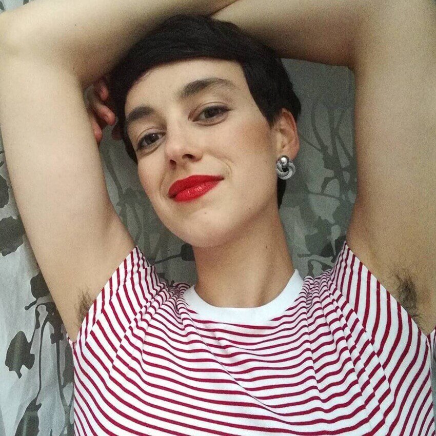 बकौल महिला, "बाकी लोगों के सामने अपने बालों को लेकर शर्म महसूस करना बंद करना होगा। खासतौर पर तब, जब वे मुझे देखकर खुसुर-पुसुर करेंगे या घूरेंगे। किसी प्रकार के स्पष्टीकरण से मुझे मुक्त रहना होगा। यह भी कि मुझे किसी की उम्मीदों पर खरा नहीं उतरना है। और सबसे जरूरी कि लोग मेरे लुक को देखकर मुझे रिजेक्ट कर देंगे, मुझे इस डर से भी लड़ना होगा।" (सभी तस्वीरेंः इंस्टाग्राम)