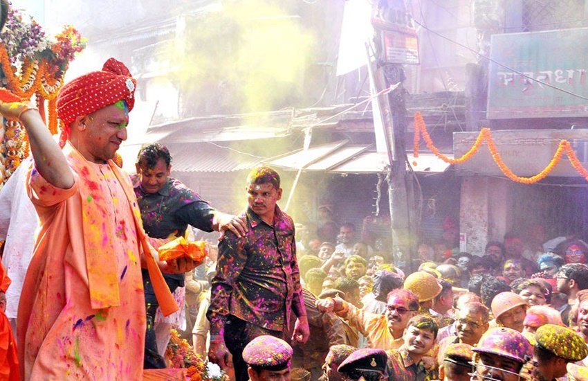 उत्तर प्रदेश के मुख्यमंत्री योगी आदित्य नाथ ने अपने विधानसभा क्षेत्र में लोगों के साथ होली मनाई। (Photo Source: Twitter)