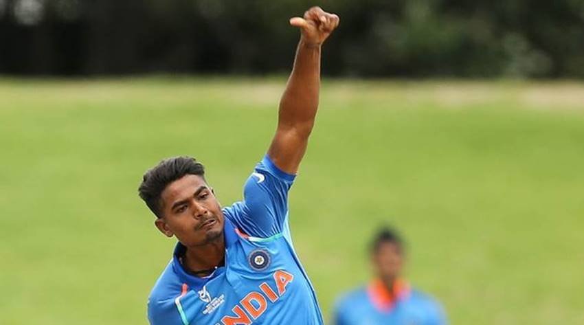 अनुकूल रॉय : अंडर 19 विश्वकप में धमाकेदार गेंदबाजी के दम पर टीम इंडिया को समीफाइनल में पहुंचाने वाले झारखंड के अनुकूल रॉय को मुंबई इंडियंस ने 20 लाख में खरीदा है। पापुआ न्यू गिनी के खिलाफ खेले गए मैच में अनुकूल ने अपनी गेंदबाजी से सभी को प्रभावित किया था। (फोटो सोर्स- ट्विटर)