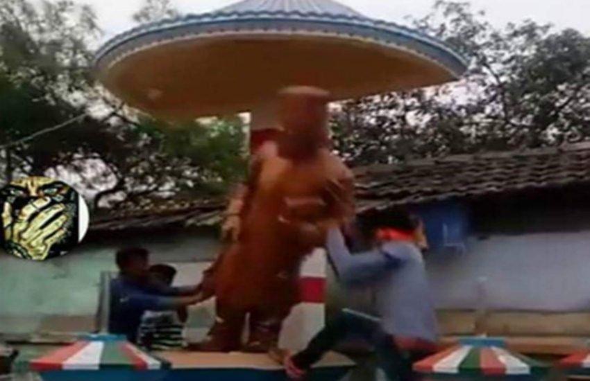 उपद्रवियों ने पश्चिम बंगाल के उत्‍तरी 24 परगना में मौलाना अबुल कलाम आजाद की प्रतिमा तोड़ डाली। (फोटो सोर्स: ट्विटर से)