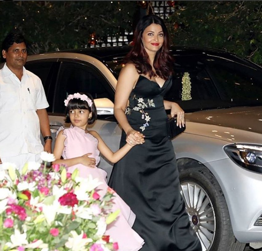 Ambani family,Mumbai, Siddhivinayak Temple, engagement ceremony, billionaire Mukesh Ambani, Akash Ambani, Shloka Mehta, Goa. Shloka, Russell Mehta, Nita Ambani, Mukesh Ambani, Reliance Industries, Shloka Mehta, Rosy Blue Diamonds, world's largest diamond trading companies, Bollywood News, Bollywood News in Hindi, News in Hindi, Entertenment news in Hindi, crime news, naitonal news, international news, trending news, twitter news, Viral story in Hindi, Latest news in Hindi, Jansatta