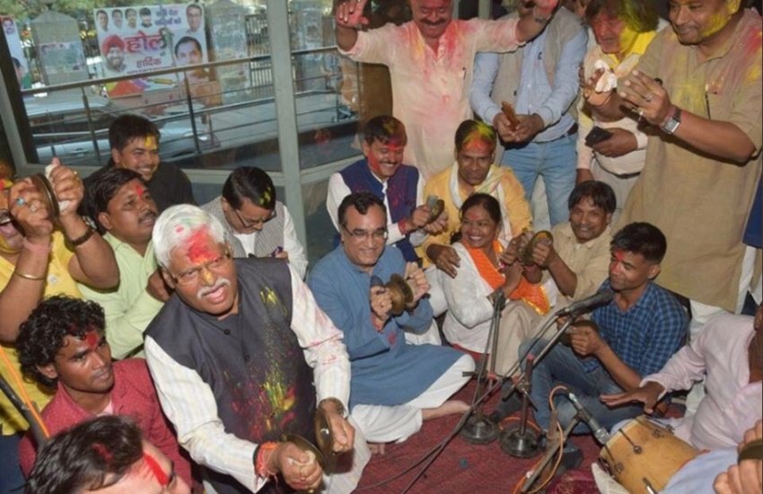 कांग्रेस प्रदेश अध्यक्ष अजय माकन और पार्टी के दिग्गज नेता महाबल मिश्रा ने पार्टी कार्यकर्ताओं के साथ मिलकर पुर्वांचल संस्कृति वाली होली मनाई। दोनों दिग्गज नेता कार्यकर्ताओं के साथ गाना गाते और मंजिरा बजाते हुए दिखाई दिए। (Photo Source: Twitter)