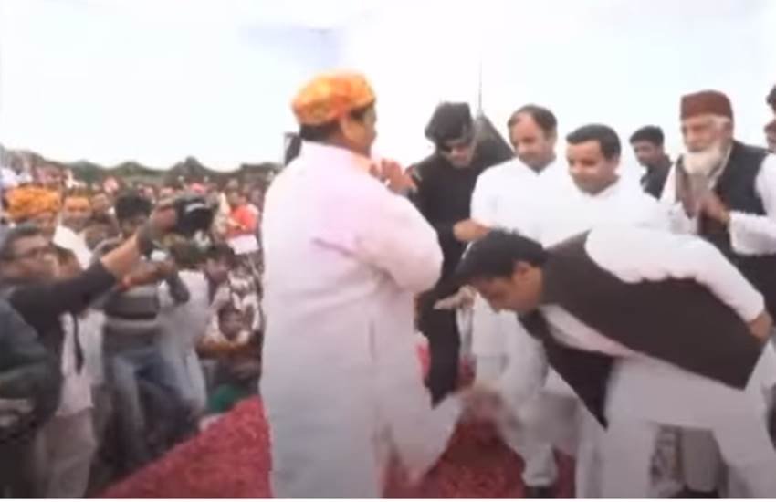 सैफई में आयोजित होली के कार्यक्रम में यूपी के पूर्व सीएम अखिलेश यादव ने अपने चाचा शिवपाल यादव के साथ मंच साझा किया। (फोटो सोर्स- यूट्यूब के वीडियो से लिया गया स्क्रीनशॉट)