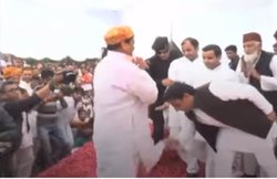 एक मंच पर अखिलेश-शिवपाल, पूर्व सीएम ने चाचा के छुए पैर, लेकिन इशारों में साधा एक दूसरे पर निशाना