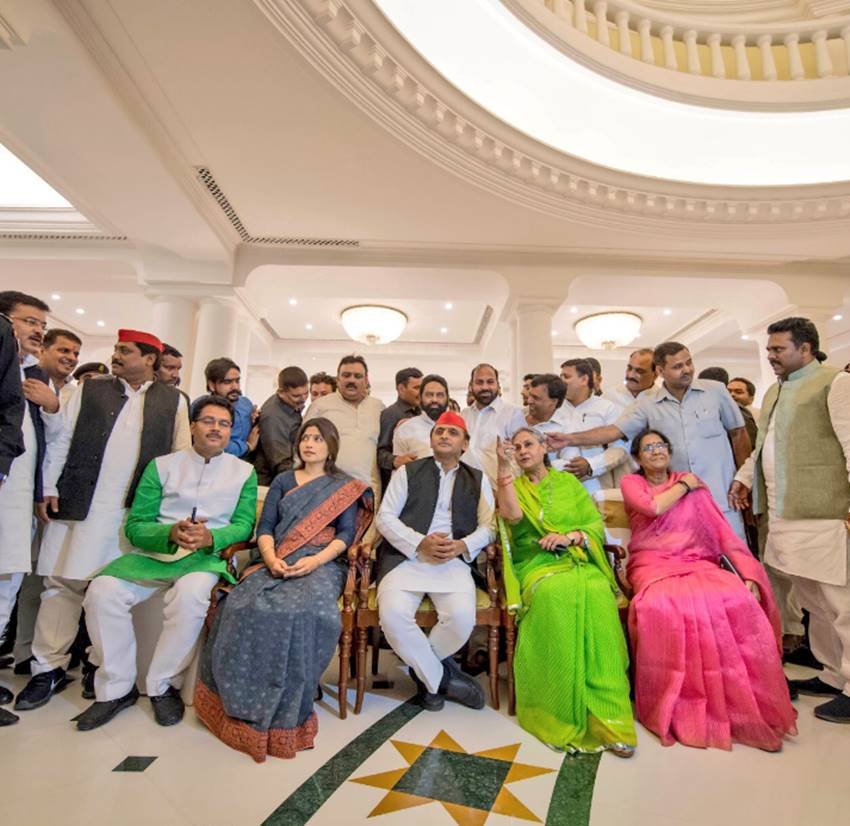 इस डिनर पार्टी में अखिलेश यादव, उनकी पत्नी डिंपल यादव, राज्यसभा सासंद जया बच्चन, चाचा शिवपाल सिंह यादव और अन्य कई पार्टी नेता डिनर पार्टी में पहुंचे।