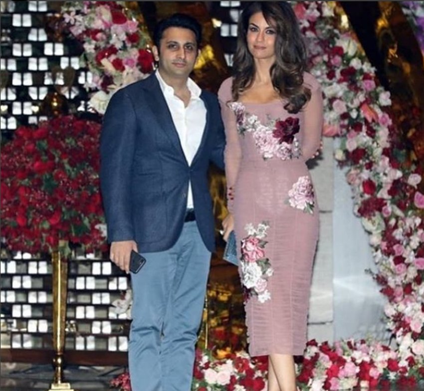 Ambani family,Mumbai, Siddhivinayak Temple, engagement ceremony, billionaire Mukesh Ambani, Akash Ambani, Shloka Mehta, Goa. Shloka, Russell Mehta, Nita Ambani, Mukesh Ambani, Reliance Industries, Shloka Mehta, Rosy Blue Diamonds, world's largest diamond trading companies, Bollywood News, Bollywood News in Hindi, News in Hindi, Entertenment news in Hindi, crime news, naitonal news, international news, trending news, twitter news, Viral story in Hindi, Latest news in Hindi, Jansatta