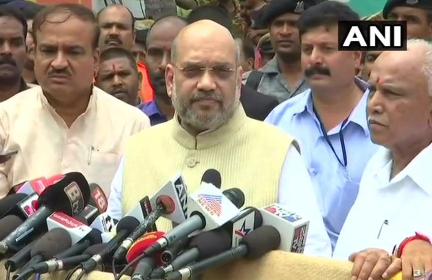 मैसूर में मीडिया से मुखातिब बीजेपी अध्‍यक्ष अमित शाह, बीएस. येदियुरप्‍पा और अनंत कुमार। 