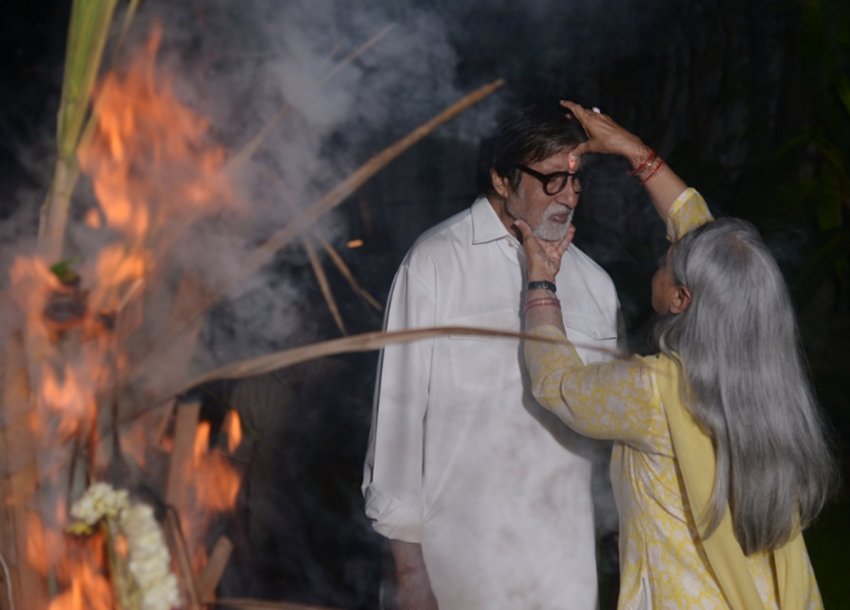 abhishek bachchan, aishwarya rai bachchan, amitabh bachchan, jaya bachchan, aaradhya bachchan, holi 2018, holi pooja, bachchan holi pooja, jansatta, entertainment photo
