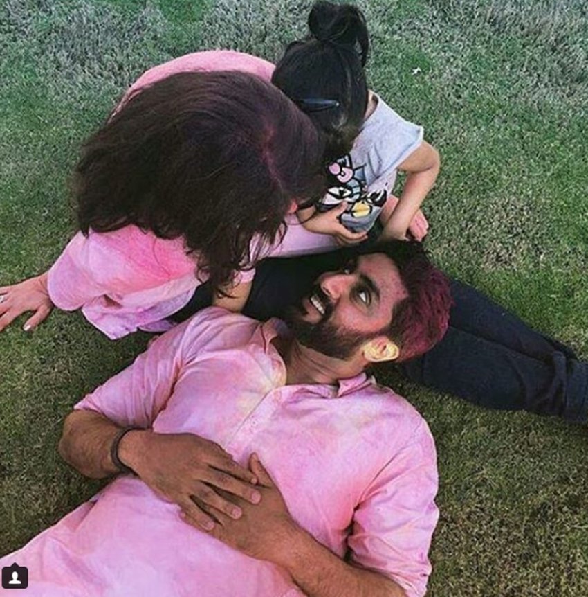 हालांकि इस बार अभिषेक बच्चन परिवार संग होली सेलिब्रेट नहीं कर सकें क्योंकि वह अपनी अपकमिंग फिल्म की शूटिंग में बिजी हैं।(फोटो सोर्स- इंस्टाग्राम)