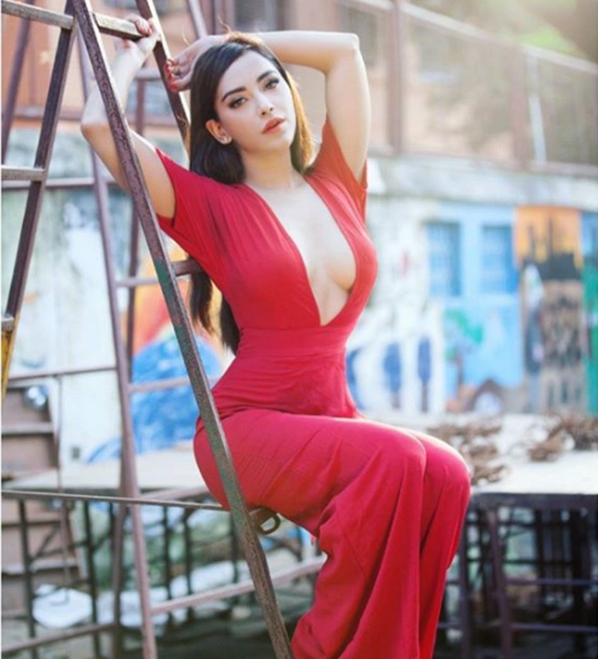 Angela Krislinzki, model Angela Krislinzki, actress Angela Krislinzki, bollywood actress Angela Krislinzki, south indian actress Angela Krislinzki, Angela Krislinzki photos, Angela Krislinzki bold photos, Angela Krislinzki hot photos, Angela Krislinzki bollywood debut, Angela Krislinzki 1921, Angela Krislinzki negative role, Angela Krislinzki in TV show, Indiaz next super star, star plus, Angela Krislinzki, instagram, entertainment, jansatta