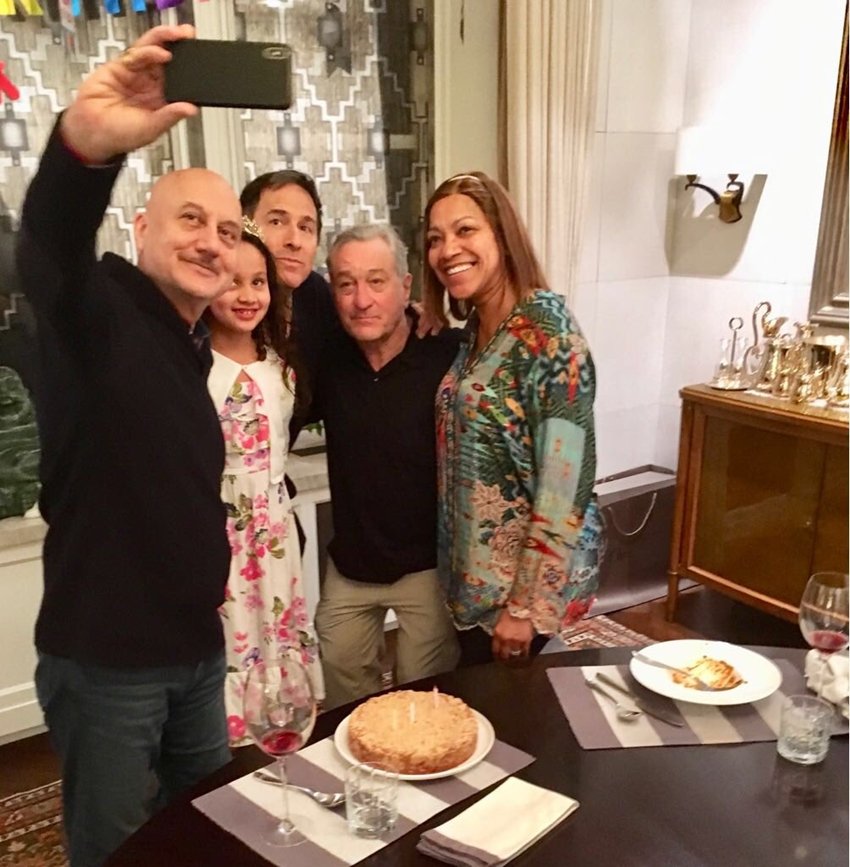 Hollywood star Robert De Niro, anupam kher, anupam kher dinner with Hollywood star Robert De Niro, Hollywood star Robert De Niro family dinner with anupam kher, Hollywood star Robert De Niro movie, anupam kher latest photo, hollywood director director David O. Russell