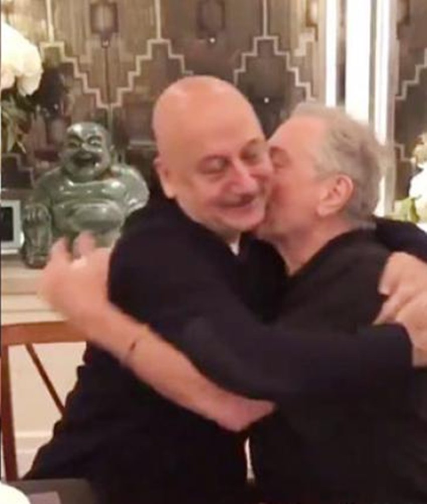 Hollywood star Robert De Niro, anupam kher, anupam kher dinner with Hollywood star Robert De Niro, Hollywood star Robert De Niro family dinner with anupam kher, Hollywood star Robert De Niro movie, anupam kher latest photo, hollywood director director David O. Russell